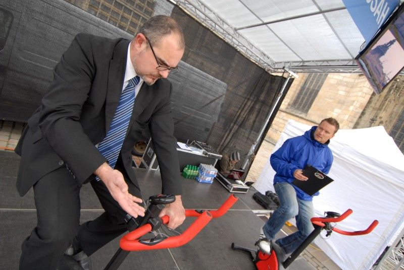 Informace o životě, práci, studiu či možnostech podnikání v Evropské unii, mohli návštěvníci získat na náměstí Republiky, kde se dnes (7.10.2011) konal Veletrh evropských informačních sítí. Mezi další témata, která zde prezentovalo celkem šestnáct institucí úzce spjatých s EU, patřila například práva cestujících v EU, práva spotřebitelů či evropské dotace.

Motto veletrhu „Evropa na dosah“ bylo doplněno závody na rotopedech. Jejich cílem bylo ujet celkem 900 km, tedy vzdálenost z ČR do Bruselu, a názorně tak ukázat, že EU je nám skutečně na dosah. Akci zahájil ekonomický náměstek Martin Zrzavecký, který na rotopedu ujel několik kilometrů.

Kromě Plzně byl regionální veletrh na přelomu září a října pořádán také v Pardubicích, Českých Budějovicích a Brně. Akci organizovalo Zastoupení Evropské komise v ČR. Plzeňské části turné, jež  se konala pod záštitou primátora města Plzně Martina Baxy, se osobně zúčastnil i evropský komisař pro rozšíření Štefan Füle.