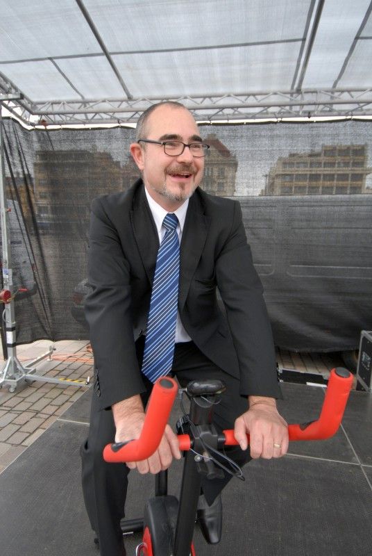 Informace o životě, práci, studiu či možnostech podnikání v Evropské unii, mohli návštěvníci získat na náměstí Republiky, kde se dnes (7.10.2011) konal Veletrh evropských informačních sítí. Mezi další témata, která zde prezentovalo celkem šestnáct institucí úzce spjatých s EU, patřila například práva cestujících v EU, práva spotřebitelů či evropské dotace.

Motto veletrhu „Evropa na dosah“ bylo doplněno závody na rotopedech. Jejich cílem bylo ujet celkem 900 km, tedy vzdálenost z ČR do Bruselu, a názorně tak ukázat, že EU je nám skutečně na dosah. Akci zahájil ekonomický náměstek Martin Zrzavecký, který na rotopedu ujel několik kilometrů.

Kromě Plzně byl regionální veletrh na přelomu září a října pořádán také v Pardubicích, Českých Budějovicích a Brně. Akci organizovalo Zastoupení Evropské komise v ČR. Plzeňské části turné, jež  se konala pod záštitou primátora města Plzně Martina Baxy, se osobně zúčastnil i evropský komisař pro rozšíření Štefan Füle.