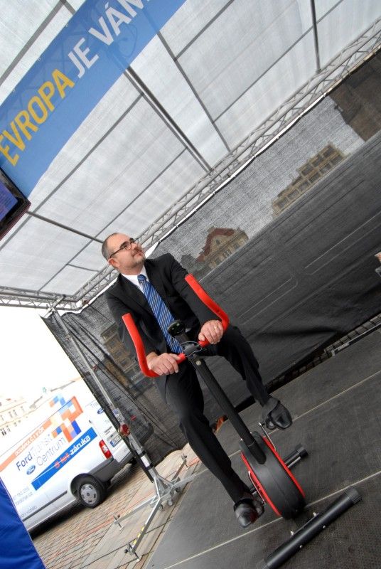 Informace o životě, práci, studiu či možnostech podnikání v Evropské unii, mohli návštěvníci získat na náměstí Republiky, kde se dnes (7.10.2011) konal Veletrh evropských informačních sítí. Mezi další témata, která zde prezentovalo celkem šestnáct institucí úzce spjatých s EU, patřila například práva cestujících v EU, práva spotřebitelů či evropské dotace.

Motto veletrhu „Evropa na dosah“ bylo doplněno závody na rotopedech. Jejich cílem bylo ujet celkem 900 km, tedy vzdálenost z ČR do Bruselu, a názorně tak ukázat, že EU je nám skutečně na dosah. Akci zahájil ekonomický náměstek Martin Zrzavecký, který na rotopedu ujel několik kilometrů.

Kromě Plzně byl regionální veletrh na přelomu září a října pořádán také v Pardubicích, Českých Budějovicích a Brně. Akci organizovalo Zastoupení Evropské komise v ČR. Plzeňské části turné, jež  se konala pod záštitou primátora města Plzně Martina Baxy, se osobně zúčastnil i evropský komisař pro rozšíření Štefan Füle.