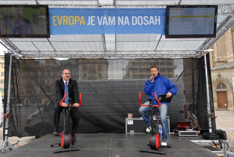 Informace o životě, práci, studiu či možnostech podnikání v Evropské unii, mohli návštěvníci získat na náměstí Republiky, kde se dnes (7.10.2011) konal Veletrh evropských informačních sítí. Mezi další témata, která zde prezentovalo celkem šestnáct institucí úzce spjatých s EU, patřila například práva cestujících v EU, práva spotřebitelů či evropské dotace.

Motto veletrhu „Evropa na dosah“ bylo doplněno závody na rotopedech. Jejich cílem bylo ujet celkem 900 km, tedy vzdálenost z ČR do Bruselu, a názorně tak ukázat, že EU je nám skutečně na dosah. Akci zahájil ekonomický náměstek Martin Zrzavecký, který na rotopedu ujel několik kilometrů.

Kromě Plzně byl regionální veletrh na přelomu září a října pořádán také v Pardubicích, Českých Budějovicích a Brně. Akci organizovalo Zastoupení Evropské komise v ČR. Plzeňské části turné, jež  se konala pod záštitou primátora města Plzně Martina Baxy, se osobně zúčastnil i evropský komisař pro rozšíření Štefan Füle.