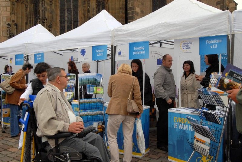 Informace o životě, práci, studiu či možnostech podnikání v Evropské unii, mohli návštěvníci získat na náměstí Republiky, kde se dnes (7.10.2011) konal Veletrh evropských informačních sítí. Mezi další témata, která zde prezentovalo celkem šestnáct institucí úzce spjatých s EU, patřila například práva cestujících v EU, práva spotřebitelů či evropské dotace.

Motto veletrhu „Evropa na dosah“ bylo doplněno závody na rotopedech. Jejich cílem bylo ujet celkem 900 km, tedy vzdálenost z ČR do Bruselu, a názorně tak ukázat, že EU je nám skutečně na dosah. Akci zahájil ekonomický náměstek Martin Zrzavecký, který na rotopedu ujel několik kilometrů.

Kromě Plzně byl regionální veletrh na přelomu září a října pořádán také v Pardubicích, Českých Budějovicích a Brně. Akci organizovalo Zastoupení Evropské komise v ČR. Plzeňské části turné, jež  se konala pod záštitou primátora města Plzně Martina Baxy, se osobně zúčastnil i evropský komisař pro rozšíření Štefan Füle.