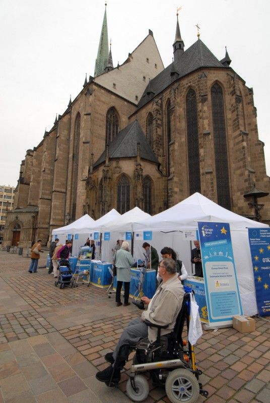 Informace o životě, práci, studiu či možnostech podnikání v Evropské unii, mohli návštěvníci získat na náměstí Republiky, kde se dnes (7.10.2011) konal Veletrh evropských informačních sítí. Mezi další témata, která zde prezentovalo celkem šestnáct institucí úzce spjatých s EU, patřila například práva cestujících v EU, práva spotřebitelů či evropské dotace.

Motto veletrhu „Evropa na dosah“ bylo doplněno závody na rotopedech. Jejich cílem bylo ujet celkem 900 km, tedy vzdálenost z ČR do Bruselu, a názorně tak ukázat, že EU je nám skutečně na dosah. Akci zahájil ekonomický náměstek Martin Zrzavecký, který na rotopedu ujel několik kilometrů.

Kromě Plzně byl regionální veletrh na přelomu září a října pořádán také v Pardubicích, Českých Budějovicích a Brně. Akci organizovalo Zastoupení Evropské komise v ČR. Plzeňské části turné, jež  se konala pod záštitou primátora města Plzně Martina Baxy, se osobně zúčastnil i evropský komisař pro rozšíření Štefan Füle.