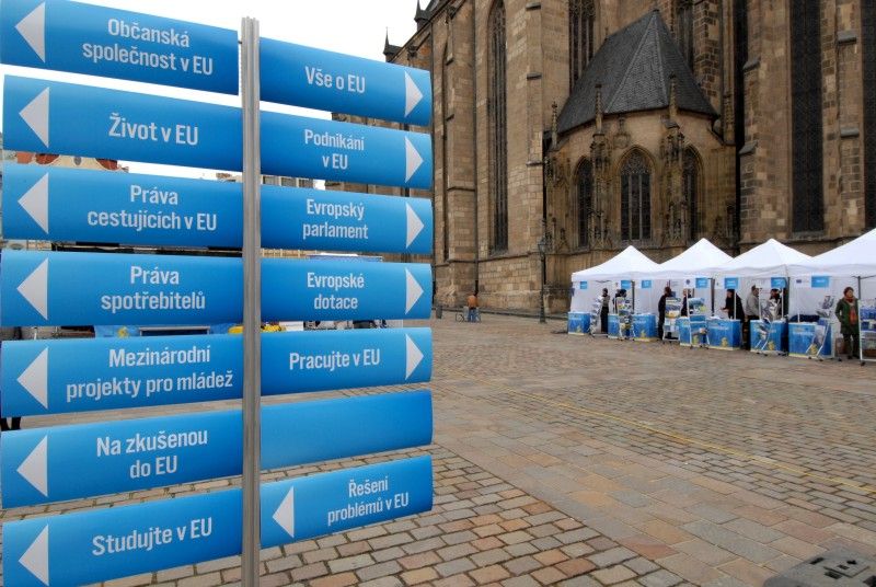 Informace o životě, práci, studiu či možnostech podnikání v Evropské unii, mohli návštěvníci získat na náměstí Republiky, kde se dnes (7.10.2011) konal Veletrh evropských informačních sítí. Mezi další témata, která zde prezentovalo celkem šestnáct institucí úzce spjatých s EU, patřila například práva cestujících v EU, práva spotřebitelů či evropské dotace.

Motto veletrhu „Evropa na dosah“ bylo doplněno závody na rotopedech. Jejich cílem bylo ujet celkem 900 km, tedy vzdálenost z ČR do Bruselu, a názorně tak ukázat, že EU je nám skutečně na dosah. Akci zahájil ekonomický náměstek Martin Zrzavecký, který na rotopedu ujel několik kilometrů.

Kromě Plzně byl regionální veletrh na přelomu září a října pořádán také v Pardubicích, Českých Budějovicích a Brně. Akci organizovalo Zastoupení Evropské komise v ČR. Plzeňské části turné, jež  se konala pod záštitou primátora města Plzně Martina Baxy, se osobně zúčastnil i evropský komisař pro rozšíření Štefan Füle.