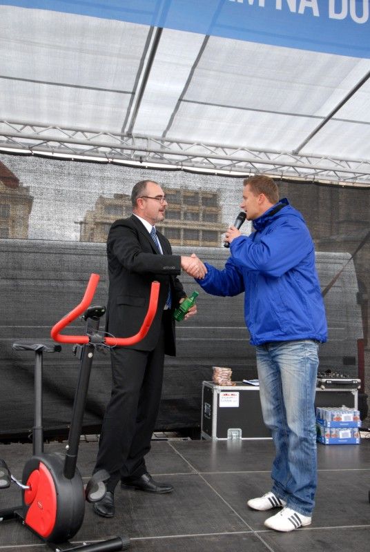 Informace o životě, práci, studiu či možnostech podnikání v Evropské unii, mohli návštěvníci získat na náměstí Republiky, kde se dnes (7.10.2011) konal Veletrh evropských informačních sítí. Mezi další témata, která zde prezentovalo celkem šestnáct institucí úzce spjatých s EU, patřila například práva cestujících v EU, práva spotřebitelů či evropské dotace.

Motto veletrhu „Evropa na dosah“ bylo doplněno závody na rotopedech. Jejich cílem bylo ujet celkem 900 km, tedy vzdálenost z ČR do Bruselu, a názorně tak ukázat, že EU je nám skutečně na dosah. Akci zahájil ekonomický náměstek Martin Zrzavecký, který na rotopedu ujel několik kilometrů.

Kromě Plzně byl regionální veletrh na přelomu září a října pořádán také v Pardubicích, Českých Budějovicích a Brně. Akci organizovalo Zastoupení Evropské komise v ČR. Plzeňské části turné, jež  se konala pod záštitou primátora města Plzně Martina Baxy, se osobně zúčastnil i evropský komisař pro rozšíření Štefan Füle.