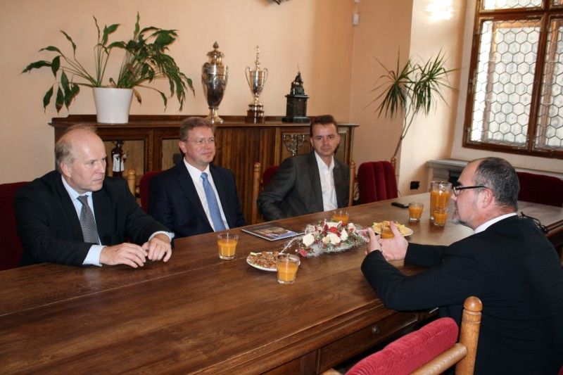 Eurokomisař Štefan Füle zakončil návštěvu Plzně, kde se po celý den (7.10.2011) konal regionální veletrh evropských informačních sítí, na plzeňské radnici. Setkal se s ekonomickým náměstkem Martinem Zrzaveckým, se kterým debatoval především na téma získání titulu Evropské hlavní město kultury 2015 (EHMK) a čerpání dotací ze strukturálních fondů Evropské unie.  Před návštěvou radnice se Štefan Füle sešel s ředitelem společnosti Plzeň 2015 Milanem Svobodou a prošel si Mlýnskou strouhu, kde společnost prezentuje letošní plzeňské ikony v rámci projektu, jehož první ročník se uskutečnil v době kandidatury Plzně na titul EHMK.

(foto: Z. Kubalová)