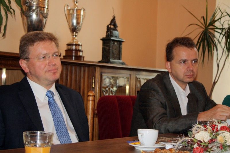 Eurokomisař Štefan Füle zakončil návštěvu Plzně, kde se po celý den (7.10.2011) konal regionální veletrh evropských informačních sítí, na plzeňské radnici. Setkal se s ekonomickým náměstkem Martinem Zrzaveckým, se kterým debatoval především na téma získání titulu Evropské hlavní město kultury 2015 (EHMK) a čerpání dotací ze strukturálních fondů Evropské unie.  Před návštěvou radnice se Štefan Füle sešel s ředitelem společnosti Plzeň 2015 Milanem Svobodou a prošel si Mlýnskou strouhu, kde společnost prezentuje letošní plzeňské ikony v rámci projektu, jehož první ročník se uskutečnil v době kandidatury Plzně na titul EHMK.

(foto: Z. Kubalová)