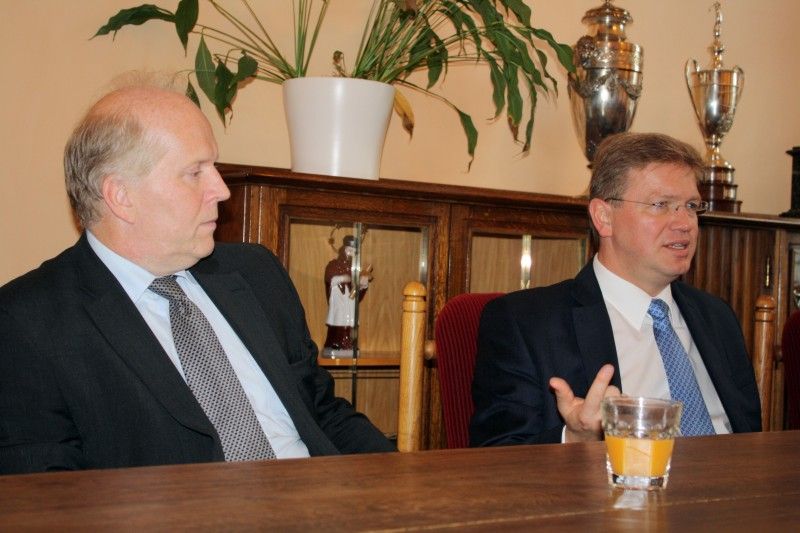 Eurokomisař Štefan Füle zakončil návštěvu Plzně, kde se po celý den (7.10.2011) konal regionální veletrh evropských informačních sítí, na plzeňské radnici. Setkal se s ekonomickým náměstkem Martinem Zrzaveckým, se kterým debatoval především na téma získání titulu Evropské hlavní město kultury 2015 (EHMK) a čerpání dotací ze strukturálních fondů Evropské unie.  Před návštěvou radnice se Štefan Füle sešel s ředitelem společnosti Plzeň 2015 Milanem Svobodou a prošel si Mlýnskou strouhu, kde společnost prezentuje letošní plzeňské ikony v rámci projektu, jehož první ročník se uskutečnil v době kandidatury Plzně na titul EHMK.

(foto: Z. Kubalová)