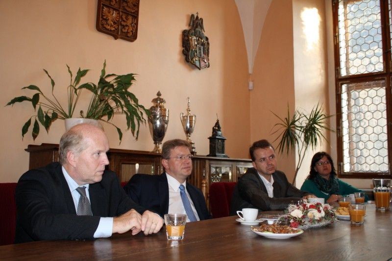 Eurokomisař Štefan Füle zakončil návštěvu Plzně, kde se po celý den (7.10.2011) konal regionální veletrh evropských informačních sítí, na plzeňské radnici. Setkal se s ekonomickým náměstkem Martinem Zrzaveckým, se kterým debatoval především na téma získání titulu Evropské hlavní město kultury 2015 (EHMK) a čerpání dotací ze strukturálních fondů Evropské unie.  Před návštěvou radnice se Štefan Füle sešel s ředitelem společnosti Plzeň 2015 Milanem Svobodou a prošel si Mlýnskou strouhu, kde společnost prezentuje letošní plzeňské ikony v rámci projektu, jehož první ročník se uskutečnil v době kandidatury Plzně na titul EHMK.

(foto: Z. Kubalová)