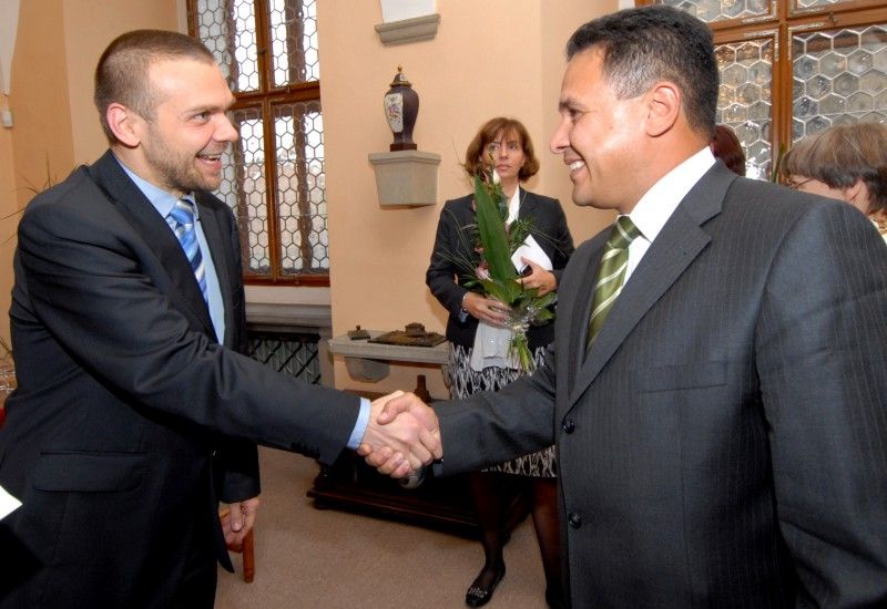 Za účasti zástupců velvyslanectví a konzulátů zemí Latinské Ameriky byla dnes (10.10.2011) odpoledne na plzeňské radnici zahájena výstava fotografií s názvem FOTOIBEROAMÉRICA. V rámci Týdne hispánské kultury, který se v Plzni koná od 3. do 16. října, ji ve spolupráci s Iberoamerickou nadací umění a pod záštitou primátora Martina Baxy připravilo Centrum španělské kultury a vzdělávání. Výstava zahrnuje dvě fotografie z každé země Latinské Ameriky. Snímky nafotili profesionální fotografové a týkají se aktuálních témat, která mají zároveň mezinárodní dosah. „Iberoamerika je velká kulturní velmoc, nápadná svojí značnou rozličností, díky které se zde vytváří prostor pro další kultury. Výstava zachycuje různorodost oblasti, jejího lidu, jejího cítění a barev. Vše pomocí obrazu,“ uvedla Martina Košanová z Centra španělské kultury a vzdělávání.

„Moje radost z výstavy je dvojí. Expozice totiž dokazuje, že Plzeň je po zásluze Evropským hlavním městem kultury 2015. Úspěchem jsme ukázali, že je důležité naplňovat mezin