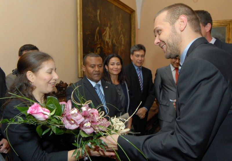 Za účasti zástupců velvyslanectví a konzulátů zemí Latinské Ameriky byla dnes (10.10.2011) odpoledne na plzeňské radnici zahájena výstava fotografií s názvem FOTOIBEROAMÉRICA. V rámci Týdne hispánské kultury, který se v Plzni koná od 3. do 16. října, ji ve spolupráci s Iberoamerickou nadací umění a pod záštitou primátora Martina Baxy připravilo Centrum španělské kultury a vzdělávání. Výstava zahrnuje dvě fotografie z každé země Latinské Ameriky. Snímky nafotili profesionální fotografové a týkají se aktuálních témat, která mají zároveň mezinárodní dosah. „Iberoamerika je velká kulturní velmoc, nápadná svojí značnou rozličností, díky které se zde vytváří prostor pro další kultury. Výstava zachycuje různorodost oblasti, jejího lidu, jejího cítění a barev. Vše pomocí obrazu,“ uvedla Martina Košanová z Centra španělské kultury a vzdělávání.

„Moje radost z výstavy je dvojí. Expozice totiž dokazuje, že Plzeň je po zásluze Evropským hlavním městem kultury 2015. Úspěchem jsme ukázali, že je důležité naplňovat mezin