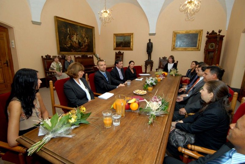 Za účasti zástupců velvyslanectví a konzulátů zemí Latinské Ameriky byla dnes (10.10.2011) odpoledne na plzeňské radnici zahájena výstava fotografií s názvem FOTOIBEROAMÉRICA. V rámci Týdne hispánské kultury, který se v Plzni koná od 3. do 16. října, ji ve spolupráci s Iberoamerickou nadací umění a pod záštitou primátora Martina Baxy připravilo Centrum španělské kultury a vzdělávání. Výstava zahrnuje dvě fotografie z každé země Latinské Ameriky. Snímky nafotili profesionální fotografové a týkají se aktuálních témat, která mají zároveň mezinárodní dosah. „Iberoamerika je velká kulturní velmoc, nápadná svojí značnou rozličností, díky které se zde vytváří prostor pro další kultury. Výstava zachycuje různorodost oblasti, jejího lidu, jejího cítění a barev. Vše pomocí obrazu,“ uvedla Martina Košanová z Centra španělské kultury a vzdělávání.

„Moje radost z výstavy je dvojí. Expozice totiž dokazuje, že Plzeň je po zásluze Evropským hlavním městem kultury 2015. Úspěchem jsme ukázali, že je důležité naplňovat mezin