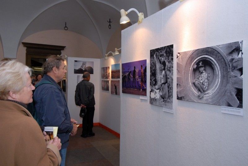 Za účasti zástupců velvyslanectví a konzulátů zemí Latinské Ameriky byla dnes (10.10.2011) odpoledne na plzeňské radnici zahájena výstava fotografií s názvem FOTOIBEROAMÉRICA. V rámci Týdne hispánské kultury, který se v Plzni koná od 3. do 16. října, ji ve spolupráci s Iberoamerickou nadací umění a pod záštitou primátora Martina Baxy připravilo Centrum španělské kultury a vzdělávání. Výstava zahrnuje dvě fotografie z každé země Latinské Ameriky. Snímky nafotili profesionální fotografové a týkají se aktuálních témat, která mají zároveň mezinárodní dosah. „Iberoamerika je velká kulturní velmoc, nápadná svojí značnou rozličností, díky které se zde vytváří prostor pro další kultury. Výstava zachycuje různorodost oblasti, jejího lidu, jejího cítění a barev. Vše pomocí obrazu,“ uvedla Martina Košanová z Centra španělské kultury a vzdělávání.

„Moje radost z výstavy je dvojí. Expozice totiž dokazuje, že Plzeň je po zásluze Evropským hlavním městem kultury 2015. Úspěchem jsme ukázali, že je důležité naplňovat mezin