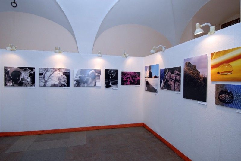 Za účasti zástupců velvyslanectví a konzulátů zemí Latinské Ameriky byla dnes (10.10.2011) odpoledne na plzeňské radnici zahájena výstava fotografií s názvem FOTOIBEROAMÉRICA. V rámci Týdne hispánské kultury, který se v Plzni koná od 3. do 16. října, ji ve spolupráci s Iberoamerickou nadací umění a pod záštitou primátora Martina Baxy připravilo Centrum španělské kultury a vzdělávání. Výstava zahrnuje dvě fotografie z každé země Latinské Ameriky. Snímky nafotili profesionální fotografové a týkají se aktuálních témat, která mají zároveň mezinárodní dosah. „Iberoamerika je velká kulturní velmoc, nápadná svojí značnou rozličností, díky které se zde vytváří prostor pro další kultury. Výstava zachycuje různorodost oblasti, jejího lidu, jejího cítění a barev. Vše pomocí obrazu,“ uvedla Martina Košanová z Centra španělské kultury a vzdělávání.

„Moje radost z výstavy je dvojí. Expozice totiž dokazuje, že Plzeň je po zásluze Evropským hlavním městem kultury 2015. Úspěchem jsme ukázali, že je důležité naplňovat mezin