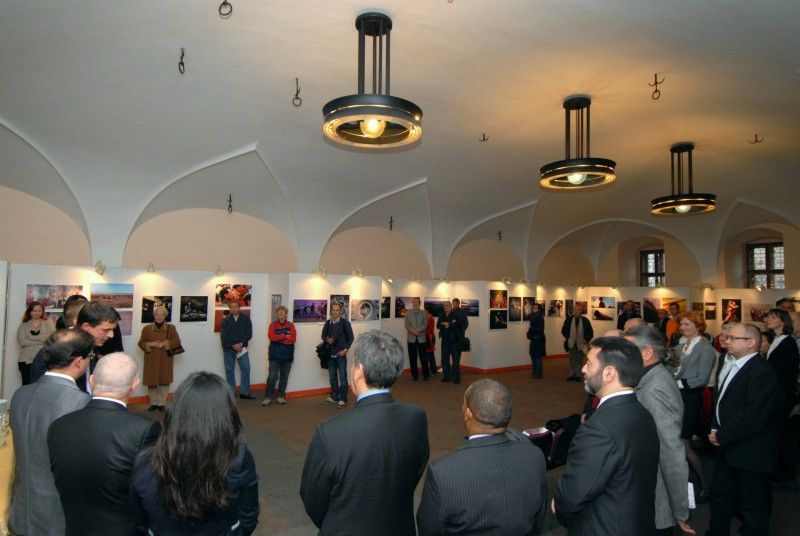 Za účasti zástupců velvyslanectví a konzulátů zemí Latinské Ameriky byla dnes (10.10.2011) odpoledne na plzeňské radnici zahájena výstava fotografií s názvem FOTOIBEROAMÉRICA. V rámci Týdne hispánské kultury, který se v Plzni koná od 3. do 16. října, ji ve spolupráci s Iberoamerickou nadací umění a pod záštitou primátora Martina Baxy připravilo Centrum španělské kultury a vzdělávání. Výstava zahrnuje dvě fotografie z každé země Latinské Ameriky. Snímky nafotili profesionální fotografové a týkají se aktuálních témat, která mají zároveň mezinárodní dosah. „Iberoamerika je velká kulturní velmoc, nápadná svojí značnou rozličností, díky které se zde vytváří prostor pro další kultury. Výstava zachycuje různorodost oblasti, jejího lidu, jejího cítění a barev. Vše pomocí obrazu,“ uvedla Martina Košanová z Centra španělské kultury a vzdělávání.

„Moje radost z výstavy je dvojí. Expozice totiž dokazuje, že Plzeň je po zásluze Evropským hlavním městem kultury 2015. Úspěchem jsme ukázali, že je důležité naplňovat mezin