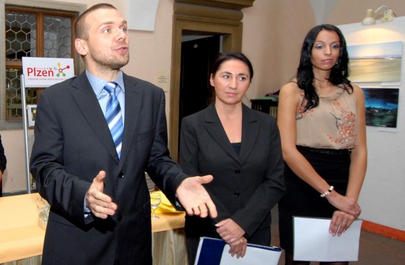 Za účasti zástupců velvyslanectví a konzulátů zemí Latinské Ameriky byla dnes (10.10.2011) odpoledne na plzeňské radnici zahájena výstava fotografií s názvem FOTOIBEROAMÉRICA. V rámci Týdne hispánské kultury, který se v Plzni koná od 3. do 16. října, ji ve spolupráci s Iberoamerickou nadací umění a pod záštitou primátora Martina Baxy připravilo Centrum španělské kultury a vzdělávání. Výstava zahrnuje dvě fotografie z každé země Latinské Ameriky. Snímky nafotili profesionální fotografové a týkají se aktuálních témat, která mají zároveň mezinárodní dosah. „Iberoamerika je velká kulturní velmoc, nápadná svojí značnou rozličností, díky které se zde vytváří prostor pro další kultury. Výstava zachycuje různorodost oblasti, jejího lidu, jejího cítění a barev. Vše pomocí obrazu,“ uvedla Martina Košanová z Centra španělské kultury a vzdělávání.

„Moje radost z výstavy je dvojí. Expozice totiž dokazuje, že Plzeň je po zásluze Evropským hlavním městem kultury 2015. Úspěchem jsme ukázali, že je důležité naplňovat mezin