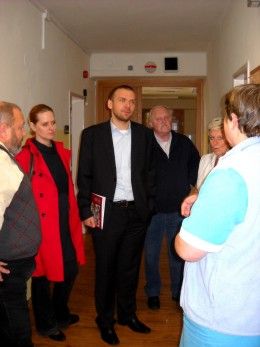 Domov se zvláštním režimem Čtyřlístek, Domov pro seniory Sedmikráska a Domov pro osoby se zdravotním postižením Nováček navštívili (11.10.2011) v doprovodu ředitele městského ústavu sociálních služeb Vladimíra Chuchlera primátor Martin Baxa a radní pro oblast sociálních věcí a zdravotnictví Jiří Kuthan. Prohlédli si nejen prostory běžně přístupné návštěvám, jako je například jídelna či jednotlivé pokoje, ale také prostory rehabilitace, terapeutických dílen a dalšího potřebného zázemí.

Během návštěvy si primátor a radní především povídali s klienty jednotlivých zařízení. A i když se v rozhovorech se zaměstnanci řešily problémy provozu, podělili se s primátorem a radním rovněž o radostné okamžiky, které jim náročné povolání přináší.

Pozdější debata s ředitelem Chuchlerem  se týkala především problematiky financování sociálních služeb, úskalí poměrně nového zákona o sociálních službách a také alternativních možností, které mají rodiny seniorů vyžadujících zvláštní péči.

(foto: H. Prokopová)
