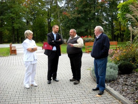 Domov se zvláštním režimem Čtyřlístek, Domov pro seniory Sedmikráska a Domov pro osoby se zdravotním postižením Nováček navštívili (11.10.2011) v doprovodu ředitele městského ústavu sociálních služeb Vladimíra Chuchlera primátor Martin Baxa a radní pro oblast sociálních věcí a zdravotnictví Jiří Kuthan. Prohlédli si nejen prostory běžně přístupné návštěvám, jako je například jídelna či jednotlivé pokoje, ale také prostory rehabilitace, terapeutických dílen a dalšího potřebného zázemí.

Během návštěvy si primátor a radní především povídali s klienty jednotlivých zařízení. A i když se v rozhovorech se zaměstnanci řešily problémy provozu, podělili se s primátorem a radním rovněž o radostné okamžiky, které jim náročné povolání přináší.

Pozdější debata s ředitelem Chuchlerem  se týkala především problematiky financování sociálních služeb, úskalí poměrně nového zákona o sociálních službách a také alternativních možností, které mají rodiny seniorů vyžadujících zvláštní péči.

(foto: H. Prokopová)