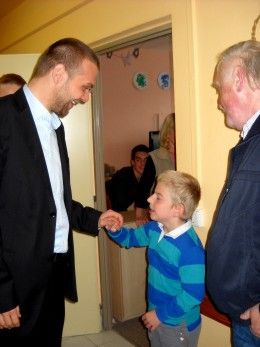 Domov se zvláštním režimem Čtyřlístek, Domov pro seniory Sedmikráska a Domov pro osoby se zdravotním postižením Nováček navštívili (11.10.2011) v doprovodu ředitele městského ústavu sociálních služeb Vladimíra Chuchlera primátor Martin Baxa a radní pro oblast sociálních věcí a zdravotnictví Jiří Kuthan. Prohlédli si nejen prostory běžně přístupné návštěvám, jako je například jídelna či jednotlivé pokoje, ale také prostory rehabilitace, terapeutických dílen a dalšího potřebného zázemí.

Během návštěvy si primátor a radní především povídali s klienty jednotlivých zařízení. A i když se v rozhovorech se zaměstnanci řešily problémy provozu, podělili se s primátorem a radním rovněž o radostné okamžiky, které jim náročné povolání přináší.

Pozdější debata s ředitelem Chuchlerem  se týkala především problematiky financování sociálních služeb, úskalí poměrně nového zákona o sociálních službách a také alternativních možností, které mají rodiny seniorů vyžadujících zvláštní péči.

(foto: H. Prokopová)