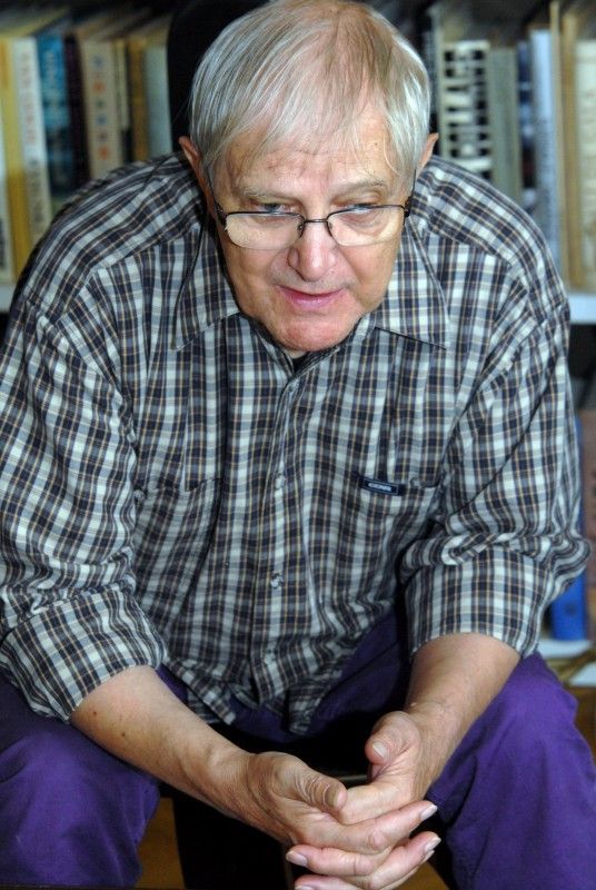 Neuvěřitelně vtipný, skvělý vypravěč, plný energie a optimismu, muž mnoha talentů – takový je  Jiří Suchý. U příležitosti jeho 80. narozenin, které v Plzni oslaví 26. října koncertem v kulturním domě Peklo, ho redakce Radničních listů požádala o rozhovor.

K jedné ze svých vzpomínek na Plzeň Jiří Suchý v rozhovoru (11.10.2011) říká: „...Pak následovaly vlídné vzpomínky na americkou armádu. Jel jsem hned za tetičkou na návštěvu, protože jsem byl na Američany zvědavý. My jsme v Praze měli sovětskou armádu, tu už jsem měl občíhlou, ale tam v Plzni to byl jiný svět. Oni byli elegantní, jejich uniformy měly šmrnc a švih. Hrozně se mi to líbilo... .“