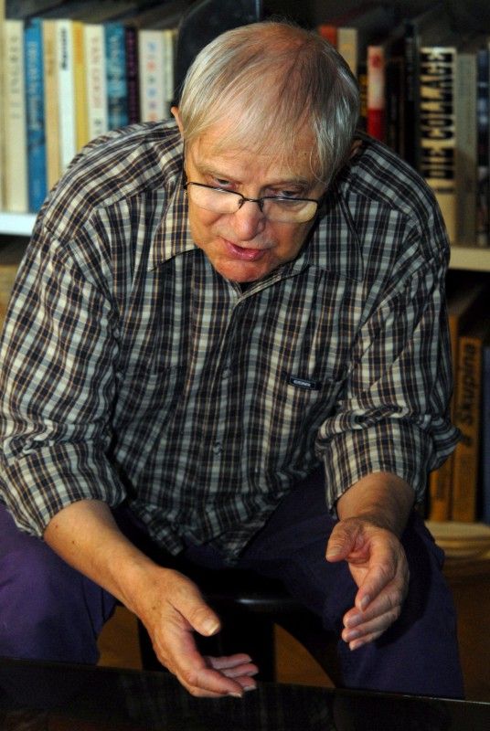 Neuvěřitelně vtipný, skvělý vypravěč, plný energie a optimismu, muž mnoha talentů – takový je  Jiří Suchý. U příležitosti jeho 80. narozenin, které v Plzni oslaví 26. října koncertem v kulturním domě Peklo, ho redakce Radničních listů požádala o rozhovor.

K jedné ze svých vzpomínek na Plzeň Jiří Suchý v rozhovoru (11.10.2011) říká: „...Pak následovaly vlídné vzpomínky na americkou armádu. Jel jsem hned za tetičkou na návštěvu, protože jsem byl na Američany zvědavý. My jsme v Praze měli sovětskou armádu, tu už jsem měl občíhlou, ale tam v Plzni to byl jiný svět. Oni byli elegantní, jejich uniformy měly šmrnc a švih. Hrozně se mi to líbilo... .“