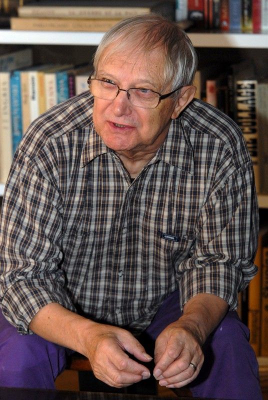 Neuvěřitelně vtipný, skvělý vypravěč, plný energie a optimismu, muž mnoha talentů – takový je  Jiří Suchý. U příležitosti jeho 80. narozenin, které v Plzni oslaví 26. října koncertem v kulturním domě Peklo, ho redakce Radničních listů požádala o rozhovor.

K jedné ze svých vzpomínek na Plzeň Jiří Suchý v rozhovoru (11.10.2011) říká: „...Pak následovaly vlídné vzpomínky na americkou armádu. Jel jsem hned za tetičkou na návštěvu, protože jsem byl na Američany zvědavý. My jsme v Praze měli sovětskou armádu, tu už jsem měl občíhlou, ale tam v Plzni to byl jiný svět. Oni byli elegantní, jejich uniformy měly šmrnc a švih. Hrozně se mi to líbilo... .“