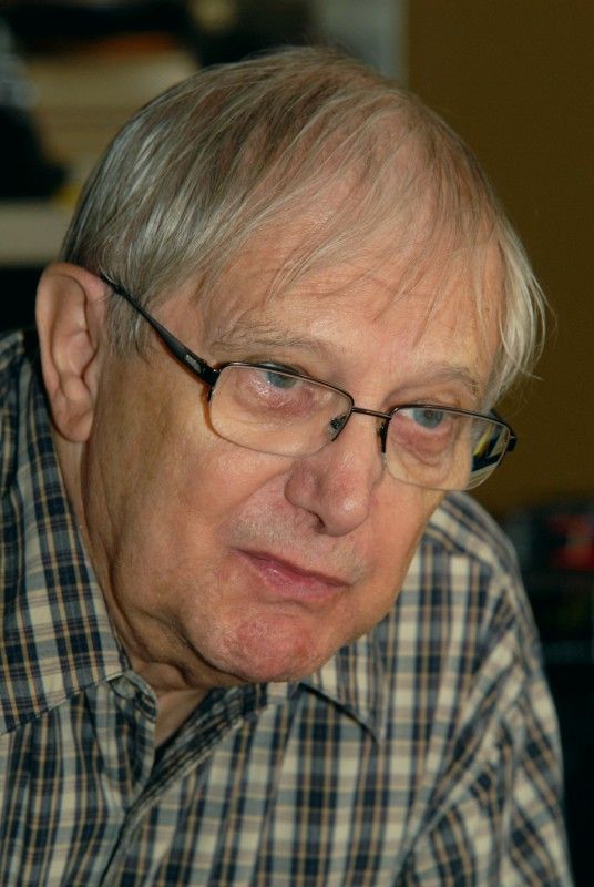 Neuvěřitelně vtipný, skvělý vypravěč, plný energie a optimismu, muž mnoha talentů – takový je  Jiří Suchý. U příležitosti jeho 80. narozenin, které v Plzni oslaví 26. října koncertem v kulturním domě Peklo, ho redakce Radničních listů požádala o rozhovor.

K jedné ze svých vzpomínek na Plzeň Jiří Suchý v rozhovoru (11.10.2011) říká: „...Pak následovaly vlídné vzpomínky na americkou armádu. Jel jsem hned za tetičkou na návštěvu, protože jsem byl na Američany zvědavý. My jsme v Praze měli sovětskou armádu, tu už jsem měl občíhlou, ale tam v Plzni to byl jiný svět. Oni byli elegantní, jejich uniformy měly šmrnc a švih. Hrozně se mi to líbilo... .“