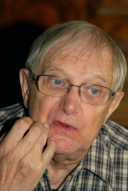 Neuvěřitelně vtipný, skvělý vypravěč, plný energie a optimismu, muž mnoha talentů – takový je  Jiří Suchý. U příležitosti jeho 80. narozenin, které v Plzni oslaví 26. října koncertem v kulturním domě Peklo, ho redakce Radničních listů požádala o rozhovor.

K jedné ze svých vzpomínek na Plzeň Jiří Suchý v rozhovoru (11.10.2011) říká: „...Pak následovaly vlídné vzpomínky na americkou armádu. Jel jsem hned za tetičkou na návštěvu, protože jsem byl na Američany zvědavý. My jsme v Praze měli sovětskou armádu, tu už jsem měl občíhlou, ale tam v Plzni to byl jiný svět. Oni byli elegantní, jejich uniformy měly šmrnc a švih. Hrozně se mi to líbilo... .“