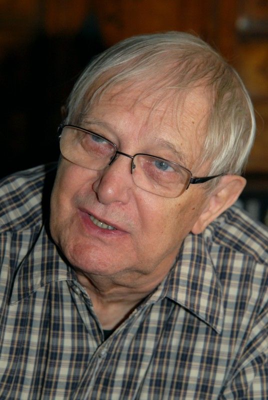 Neuvěřitelně vtipný, skvělý vypravěč, plný energie a optimismu, muž mnoha talentů – takový je  Jiří Suchý. U příležitosti jeho 80. narozenin, které v Plzni oslaví 26. října koncertem v kulturním domě Peklo, ho redakce Radničních listů požádala o rozhovor.

K jedné ze svých vzpomínek na Plzeň Jiří Suchý v rozhovoru (11.10.2011) říká: „...Pak následovaly vlídné vzpomínky na americkou armádu. Jel jsem hned za tetičkou na návštěvu, protože jsem byl na Američany zvědavý. My jsme v Praze měli sovětskou armádu, tu už jsem měl občíhlou, ale tam v Plzni to byl jiný svět. Oni byli elegantní, jejich uniformy měly šmrnc a švih. Hrozně se mi to líbilo... .“