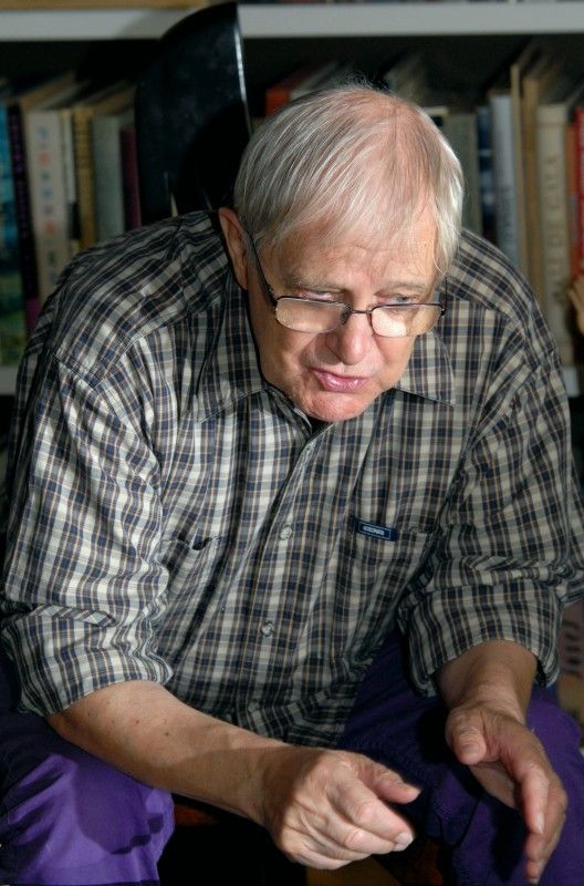 Neuvěřitelně vtipný, skvělý vypravěč, plný energie a optimismu, muž mnoha talentů – takový je  Jiří Suchý. U příležitosti jeho 80. narozenin, které v Plzni oslaví 26. října koncertem v kulturním domě Peklo, ho redakce Radničních listů požádala o rozhovor.

K jedné ze svých vzpomínek na Plzeň Jiří Suchý v rozhovoru (11.10.2011) říká: „...Pak následovaly vlídné vzpomínky na americkou armádu. Jel jsem hned za tetičkou na návštěvu, protože jsem byl na Američany zvědavý. My jsme v Praze měli sovětskou armádu, tu už jsem měl občíhlou, ale tam v Plzni to byl jiný svět. Oni byli elegantní, jejich uniformy měly šmrnc a švih. Hrozně se mi to líbilo... .“