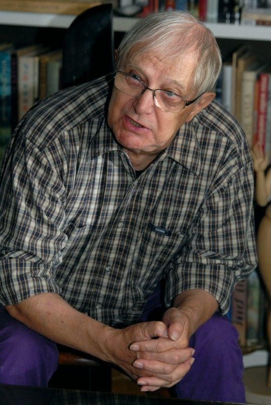 Neuvěřitelně vtipný, skvělý vypravěč, plný energie a optimismu, muž mnoha talentů – takový je  Jiří Suchý. U příležitosti jeho 80. narozenin, které v Plzni oslaví 26. října koncertem v kulturním domě Peklo, ho redakce Radničních listů požádala o rozhovor.

K jedné ze svých vzpomínek na Plzeň Jiří Suchý v rozhovoru (11.10.2011) říká: „...Pak následovaly vlídné vzpomínky na americkou armádu. Jel jsem hned za tetičkou na návštěvu, protože jsem byl na Američany zvědavý. My jsme v Praze měli sovětskou armádu, tu už jsem měl občíhlou, ale tam v Plzni to byl jiný svět. Oni byli elegantní, jejich uniformy měly šmrnc a švih. Hrozně se mi to líbilo... .“