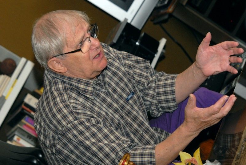 Neuvěřitelně vtipný, skvělý vypravěč, plný energie a optimismu, muž mnoha talentů – takový je  Jiří Suchý. U příležitosti jeho 80. narozenin, které v Plzni oslaví 26. října koncertem v kulturním domě Peklo, ho redakce Radničních listů požádala o rozhovor.

K jedné ze svých vzpomínek na Plzeň Jiří Suchý v rozhovoru (11.10.2011) říká: „...Pak následovaly vlídné vzpomínky na americkou armádu. Jel jsem hned za tetičkou na návštěvu, protože jsem byl na Američany zvědavý. My jsme v Praze měli sovětskou armádu, tu už jsem měl občíhlou, ale tam v Plzni to byl jiný svět. Oni byli elegantní, jejich uniformy měly šmrnc a švih. Hrozně se mi to líbilo... .“