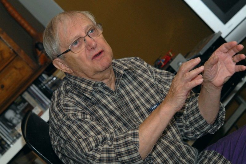 Neuvěřitelně vtipný, skvělý vypravěč, plný energie a optimismu, muž mnoha talentů – takový je  Jiří Suchý. U příležitosti jeho 80. narozenin, které v Plzni oslaví 26. října koncertem v kulturním domě Peklo, ho redakce Radničních listů požádala o rozhovor.

K jedné ze svých vzpomínek na Plzeň Jiří Suchý v rozhovoru (11.10.2011) říká: „...Pak následovaly vlídné vzpomínky na americkou armádu. Jel jsem hned za tetičkou na návštěvu, protože jsem byl na Američany zvědavý. My jsme v Praze měli sovětskou armádu, tu už jsem měl občíhlou, ale tam v Plzni to byl jiný svět. Oni byli elegantní, jejich uniformy měly šmrnc a švih. Hrozně se mi to líbilo... .“