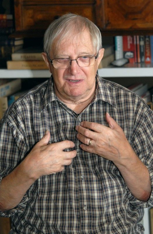 Neuvěřitelně vtipný, skvělý vypravěč, plný energie a optimismu, muž mnoha talentů – takový je  Jiří Suchý. U příležitosti jeho 80. narozenin, které v Plzni oslaví 26. října koncertem v kulturním domě Peklo, ho redakce Radničních listů požádala o rozhovor.

K jedné ze svých vzpomínek na Plzeň Jiří Suchý v rozhovoru (11.10.2011) říká: „...Pak následovaly vlídné vzpomínky na americkou armádu. Jel jsem hned za tetičkou na návštěvu, protože jsem byl na Američany zvědavý. My jsme v Praze měli sovětskou armádu, tu už jsem měl občíhlou, ale tam v Plzni to byl jiný svět. Oni byli elegantní, jejich uniformy měly šmrnc a švih. Hrozně se mi to líbilo... .“