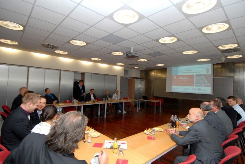 Výstavba druhé etapy Plzeňského vědecko technologického parku II na území Městského industriálního parku Plzeň – Borská pole bude dokončena před plánovaným termínem. Prostory určené pro inovační podnikání otevřou své dveře firmám již v dubnu příštího roku. Současná infrastruktura určená pro rozvoj malého a středního podnikání v Plzni, která podporuje inovační záměry podnikatelských subjektů a aplikovaný výzkum, bude rozšířena o sedm polyfunkčních budov nabízejících 6.425 metrů čtverečních ploch určených k pronájmu.

Staveniště bylo firmě Metrostav předáno na konci minulého roku.  Od té doby pokračuje výstavba ve velmi rychlém tempu. Díky kvalitní koordinaci prací, logistice a dobré práci realizačního týmu se předpokládá zkrácení termínu výstavby, který byl plánován na konec června 2012. Aktuálně jsou dokončeny hrubé stavby všech objektů včetně obvodových plášťů a střech, firma provádí práce na vnitřních instalacích a jsou dokončeny veškeré inženýrské sítě v areálu. K dokončení díla zbývá zkompletovat instal