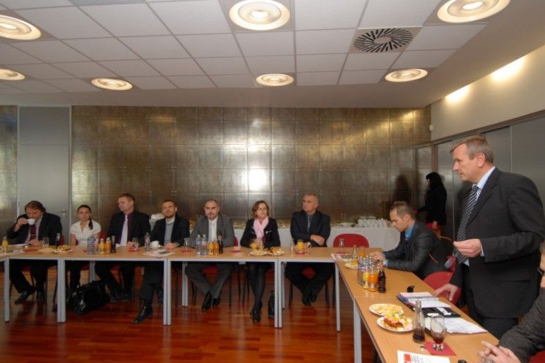 Výstavba druhé etapy Plzeňského vědecko technologického parku II na území Městského industriálního parku Plzeň – Borská pole bude dokončena před plánovaným termínem. Prostory určené pro inovační podnikání otevřou své dveře firmám již v dubnu příštího roku. Současná infrastruktura určená pro rozvoj malého a středního podnikání v Plzni, která podporuje inovační záměry podnikatelských subjektů a aplikovaný výzkum, bude rozšířena o sedm polyfunkčních budov nabízejících 6.425 metrů čtverečních ploch určených k pronájmu.

Staveniště bylo firmě Metrostav předáno na konci minulého roku.  Od té doby pokračuje výstavba ve velmi rychlém tempu. Díky kvalitní koordinaci prací, logistice a dobré práci realizačního týmu se předpokládá zkrácení termínu výstavby, který byl plánován na konec června 2012. Aktuálně jsou dokončeny hrubé stavby všech objektů včetně obvodových plášťů a střech, firma provádí práce na vnitřních instalacích a jsou dokončeny veškeré inženýrské sítě v areálu. K dokončení díla zbývá zkompletovat instal