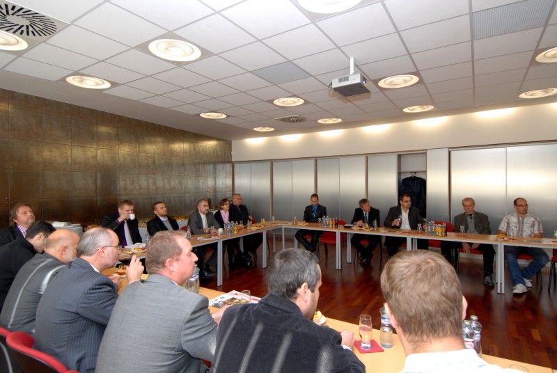 Výstavba druhé etapy Plzeňského vědecko technologického parku II na území Městského industriálního parku Plzeň – Borská pole bude dokončena před plánovaným termínem. Prostory určené pro inovační podnikání otevřou své dveře firmám již v dubnu příštího roku. Současná infrastruktura určená pro rozvoj malého a středního podnikání v Plzni, která podporuje inovační záměry podnikatelských subjektů a aplikovaný výzkum, bude rozšířena o sedm polyfunkčních budov nabízejících 6.425 metrů čtverečních ploch určených k pronájmu.

Staveniště bylo firmě Metrostav předáno na konci minulého roku.  Od té doby pokračuje výstavba ve velmi rychlém tempu. Díky kvalitní koordinaci prací, logistice a dobré práci realizačního týmu se předpokládá zkrácení termínu výstavby, který byl plánován na konec června 2012. Aktuálně jsou dokončeny hrubé stavby všech objektů včetně obvodových plášťů a střech, firma provádí práce na vnitřních instalacích a jsou dokončeny veškeré inženýrské sítě v areálu. K dokončení díla zbývá zkompletovat instal