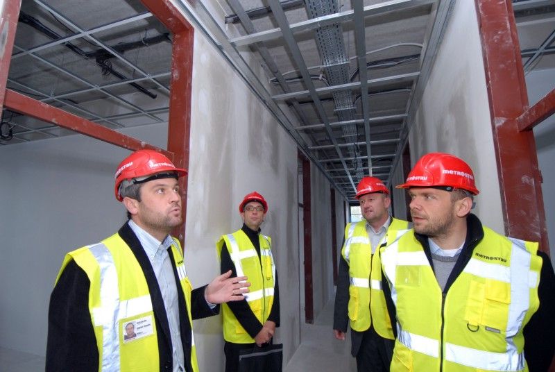 Výstavba druhé etapy Plzeňského vědecko technologického parku II na území Městského industriálního parku Plzeň – Borská pole bude dokončena před plánovaným termínem. Prostory určené pro inovační podnikání otevřou své dveře firmám již v dubnu příštího roku. Současná infrastruktura určená pro rozvoj malého a středního podnikání v Plzni, která podporuje inovační záměry podnikatelských subjektů a aplikovaný výzkum, bude rozšířena o sedm polyfunkčních budov nabízejících 6.425 metrů čtverečních ploch určených k pronájmu.

Staveniště bylo firmě Metrostav předáno na konci minulého roku.  Od té doby pokračuje výstavba ve velmi rychlém tempu. Díky kvalitní koordinaci prací, logistice a dobré práci realizačního týmu se předpokládá zkrácení termínu výstavby, který byl plánován na konec června 2012. Aktuálně jsou dokončeny hrubé stavby všech objektů včetně obvodových plášťů a střech, firma provádí práce na vnitřních instalacích a jsou dokončeny veškeré inženýrské sítě v areálu. K dokončení díla zbývá zkompletovat instal