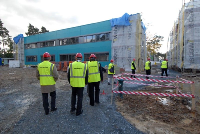Výstavba druhé etapy Plzeňského vědecko technologického parku II na území Městského industriálního parku Plzeň – Borská pole bude dokončena před plánovaným termínem. Prostory určené pro inovační podnikání otevřou své dveře firmám již v dubnu příštího roku. Současná infrastruktura určená pro rozvoj malého a středního podnikání v Plzni, která podporuje inovační záměry podnikatelských subjektů a aplikovaný výzkum, bude rozšířena o sedm polyfunkčních budov nabízejících 6.425 metrů čtverečních ploch určených k pronájmu.

Staveniště bylo firmě Metrostav předáno na konci minulého roku.  Od té doby pokračuje výstavba ve velmi rychlém tempu. Díky kvalitní koordinaci prací, logistice a dobré práci realizačního týmu se předpokládá zkrácení termínu výstavby, který byl plánován na konec června 2012. Aktuálně jsou dokončeny hrubé stavby všech objektů včetně obvodových plášťů a střech, firma provádí práce na vnitřních instalacích a jsou dokončeny veškeré inženýrské sítě v areálu. K dokončení díla zbývá zkompletovat instal