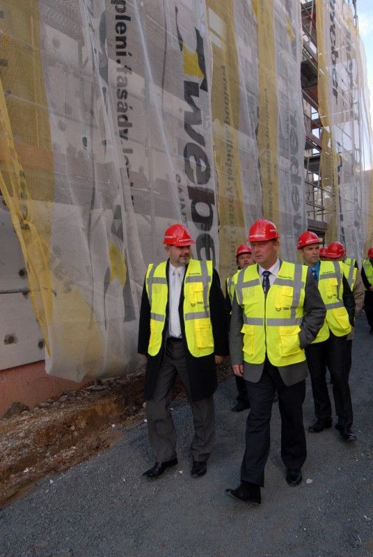 Výstavba druhé etapy Plzeňského vědecko technologického parku II na území Městského industriálního parku Plzeň – Borská pole bude dokončena před plánovaným termínem. Prostory určené pro inovační podnikání otevřou své dveře firmám již v dubnu příštího roku. Současná infrastruktura určená pro rozvoj malého a středního podnikání v Plzni, která podporuje inovační záměry podnikatelských subjektů a aplikovaný výzkum, bude rozšířena o sedm polyfunkčních budov nabízejících 6.425 metrů čtverečních ploch určených k pronájmu.

Staveniště bylo firmě Metrostav předáno na konci minulého roku.  Od té doby pokračuje výstavba ve velmi rychlém tempu. Díky kvalitní koordinaci prací, logistice a dobré práci realizačního týmu se předpokládá zkrácení termínu výstavby, který byl plánován na konec června 2012. Aktuálně jsou dokončeny hrubé stavby všech objektů včetně obvodových plášťů a střech, firma provádí práce na vnitřních instalacích a jsou dokončeny veškeré inženýrské sítě v areálu. K dokončení díla zbývá zkompletovat instal