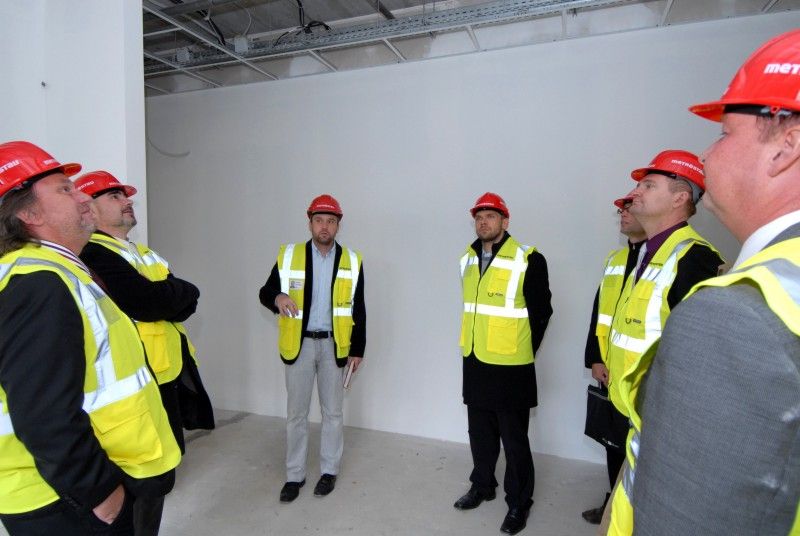 Výstavba druhé etapy Plzeňského vědecko technologického parku II na území Městského industriálního parku Plzeň – Borská pole bude dokončena před plánovaným termínem. Prostory určené pro inovační podnikání otevřou své dveře firmám již v dubnu příštího roku. Současná infrastruktura určená pro rozvoj malého a středního podnikání v Plzni, která podporuje inovační záměry podnikatelských subjektů a aplikovaný výzkum, bude rozšířena o sedm polyfunkčních budov nabízejících 6.425 metrů čtverečních ploch určených k pronájmu.

Staveniště bylo firmě Metrostav předáno na konci minulého roku.  Od té doby pokračuje výstavba ve velmi rychlém tempu. Díky kvalitní koordinaci prací, logistice a dobré práci realizačního týmu se předpokládá zkrácení termínu výstavby, který byl plánován na konec června 2012. Aktuálně jsou dokončeny hrubé stavby všech objektů včetně obvodových plášťů a střech, firma provádí práce na vnitřních instalacích a jsou dokončeny veškeré inženýrské sítě v areálu. K dokončení díla zbývá zkompletovat instal