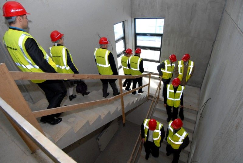 Výstavba druhé etapy Plzeňského vědecko technologického parku II na území Městského industriálního parku Plzeň – Borská pole bude dokončena před plánovaným termínem. Prostory určené pro inovační podnikání otevřou své dveře firmám již v dubnu příštího roku. Současná infrastruktura určená pro rozvoj malého a středního podnikání v Plzni, která podporuje inovační záměry podnikatelských subjektů a aplikovaný výzkum, bude rozšířena o sedm polyfunkčních budov nabízejících 6.425 metrů čtverečních ploch určených k pronájmu.

Staveniště bylo firmě Metrostav předáno na konci minulého roku.  Od té doby pokračuje výstavba ve velmi rychlém tempu. Díky kvalitní koordinaci prací, logistice a dobré práci realizačního týmu se předpokládá zkrácení termínu výstavby, který byl plánován na konec června 2012. Aktuálně jsou dokončeny hrubé stavby všech objektů včetně obvodových plášťů a střech, firma provádí práce na vnitřních instalacích a jsou dokončeny veškeré inženýrské sítě v areálu. K dokončení díla zbývá zkompletovat instal