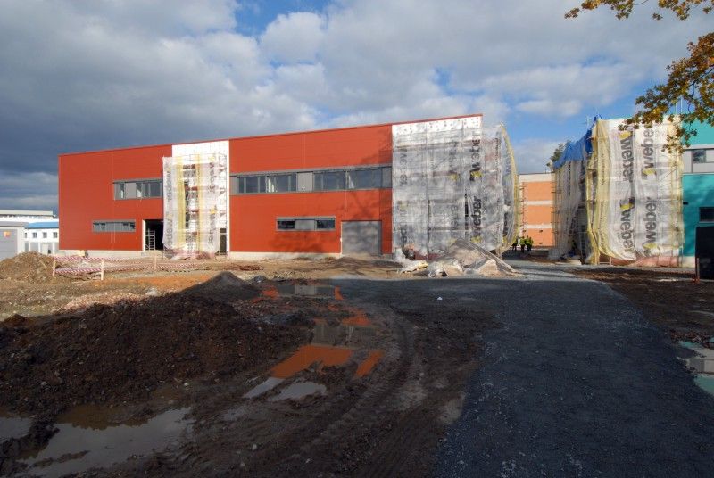 Výstavba druhé etapy Plzeňského vědecko technologického parku II na území Městského industriálního parku Plzeň – Borská pole bude dokončena před plánovaným termínem. Prostory určené pro inovační podnikání otevřou své dveře firmám již v dubnu příštího roku. Současná infrastruktura určená pro rozvoj malého a středního podnikání v Plzni, která podporuje inovační záměry podnikatelských subjektů a aplikovaný výzkum, bude rozšířena o sedm polyfunkčních budov nabízejících 6.425 metrů čtverečních ploch určených k pronájmu.

Staveniště bylo firmě Metrostav předáno na konci minulého roku.  Od té doby pokračuje výstavba ve velmi rychlém tempu. Díky kvalitní koordinaci prací, logistice a dobré práci realizačního týmu se předpokládá zkrácení termínu výstavby, který byl plánován na konec června 2012. Aktuálně jsou dokončeny hrubé stavby všech objektů včetně obvodových plášťů a střech, firma provádí práce na vnitřních instalacích a jsou dokončeny veškeré inženýrské sítě v areálu. K dokončení díla zbývá zkompletovat instal