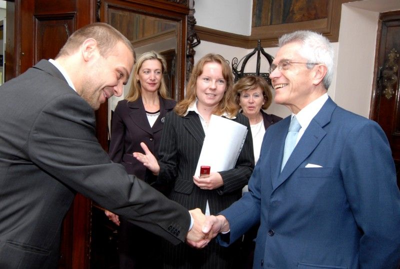 Na první oficiální návštěvu přijel dnes (17.10.2011) do Plzně velvyslanec Argentinské republiky v Praze J. E. Vicente Espeche Gil. S primátorem Martinem Baxou a náměstkyní primátora Evou Herinkovou se sešel odpoledne na plzeňské radnici. Předtím navštívil Plzeňský Prazdroj a zavítal do sídla Plzeňského kraje.

Argentinský velvyslanec ocenil podporu města nedávno skončeného festivalu Týden hispánské kultury, který přibližuje život v Latinské Americe, a nastínil užší spolupráci v rámci tohoto úspěšného projektu v příštím roce. „Chtěli bychom v Plzni představit argentinskou kinematografii. Letošní přehlídka filmů byla úspěšná nejen v Praze, ale i v Ostravě. Věřím, že si své diváky najde i tady,“ uvedl Vicente E. Gil.

Debatu s primátorem a náměstkyní vedl velvyslanec také o úspěšné dvoustranné česko-argentinské spolupráci v oblasti výzkumu a vývoje, kterou společně s Velvyslanectvím Argentinské republiky naplňuje Ministerstvo školství, mládeže a tělovýchovy a je otevřena všem vysokým školám, institutům a výz