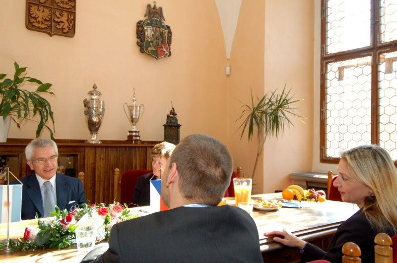 Na první oficiální návštěvu přijel dnes (17.10.2011) do Plzně velvyslanec Argentinské republiky v Praze J. E. Vicente Espeche Gil. S primátorem Martinem Baxou a náměstkyní primátora Evou Herinkovou se sešel odpoledne na plzeňské radnici. Předtím navštívil Plzeňský Prazdroj a zavítal do sídla Plzeňského kraje.

Argentinský velvyslanec ocenil podporu města nedávno skončeného festivalu Týden hispánské kultury, který přibližuje život v Latinské Americe, a nastínil užší spolupráci v rámci tohoto úspěšného projektu v příštím roce. „Chtěli bychom v Plzni představit argentinskou kinematografii. Letošní přehlídka filmů byla úspěšná nejen v Praze, ale i v Ostravě. Věřím, že si své diváky najde i tady,“ uvedl Vicente E. Gil.

Debatu s primátorem a náměstkyní vedl velvyslanec také o úspěšné dvoustranné česko-argentinské spolupráci v oblasti výzkumu a vývoje, kterou společně s Velvyslanectvím Argentinské republiky naplňuje Ministerstvo školství, mládeže a tělovýchovy a je otevřena všem vysokým školám, institutům a výz