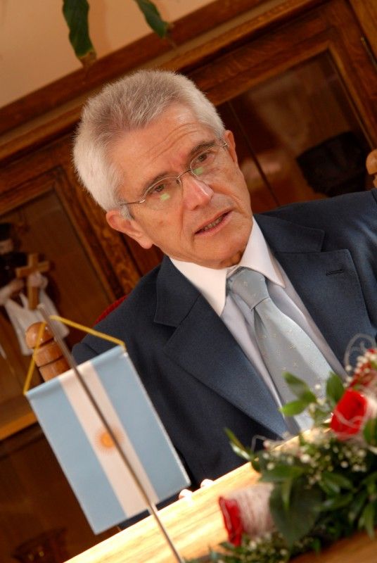 Na první oficiální návštěvu přijel dnes (17.10.2011) do Plzně velvyslanec Argentinské republiky v Praze J. E. Vicente Espeche Gil. S primátorem Martinem Baxou a náměstkyní primátora Evou Herinkovou se sešel odpoledne na plzeňské radnici. Předtím navštívil Plzeňský Prazdroj a zavítal do sídla Plzeňského kraje.

Argentinský velvyslanec ocenil podporu města nedávno skončeného festivalu Týden hispánské kultury, který přibližuje život v Latinské Americe, a nastínil užší spolupráci v rámci tohoto úspěšného projektu v příštím roce. „Chtěli bychom v Plzni představit argentinskou kinematografii. Letošní přehlídka filmů byla úspěšná nejen v Praze, ale i v Ostravě. Věřím, že si své diváky najde i tady,“ uvedl Vicente E. Gil.

Debatu s primátorem a náměstkyní vedl velvyslanec také o úspěšné dvoustranné česko-argentinské spolupráci v oblasti výzkumu a vývoje, kterou společně s Velvyslanectvím Argentinské republiky naplňuje Ministerstvo školství, mládeže a tělovýchovy a je otevřena všem vysokým školám, institutům a výz