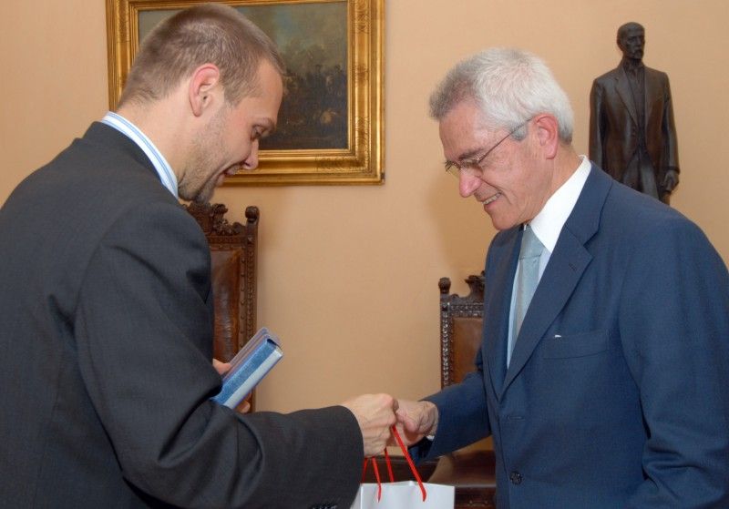 Na první oficiální návštěvu přijel dnes (17.10.2011) do Plzně velvyslanec Argentinské republiky v Praze J. E. Vicente Espeche Gil. S primátorem Martinem Baxou a náměstkyní primátora Evou Herinkovou se sešel odpoledne na plzeňské radnici. Předtím navštívil Plzeňský Prazdroj a zavítal do sídla Plzeňského kraje.

Argentinský velvyslanec ocenil podporu města nedávno skončeného festivalu Týden hispánské kultury, který přibližuje život v Latinské Americe, a nastínil užší spolupráci v rámci tohoto úspěšného projektu v příštím roce. „Chtěli bychom v Plzni představit argentinskou kinematografii. Letošní přehlídka filmů byla úspěšná nejen v Praze, ale i v Ostravě. Věřím, že si své diváky najde i tady,“ uvedl Vicente E. Gil.

Debatu s primátorem a náměstkyní vedl velvyslanec také o úspěšné dvoustranné česko-argentinské spolupráci v oblasti výzkumu a vývoje, kterou společně s Velvyslanectvím Argentinské republiky naplňuje Ministerstvo školství, mládeže a tělovýchovy a je otevřena všem vysokým školám, institutům a výz