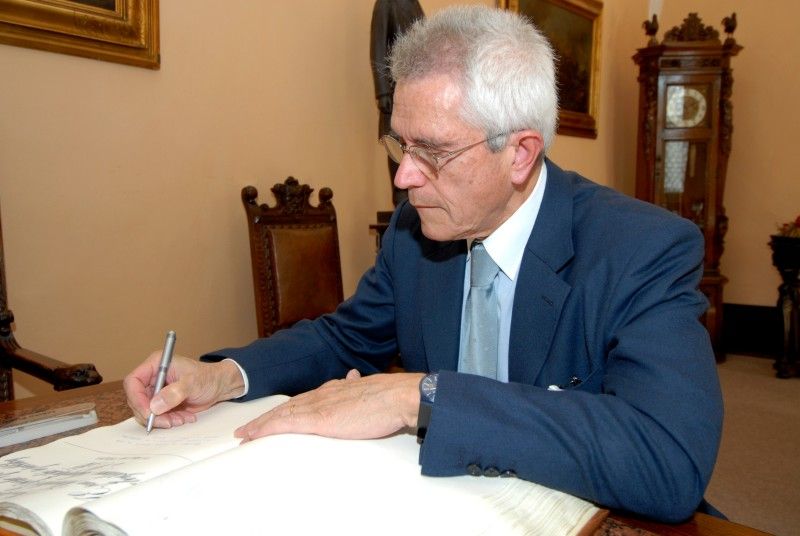 Na první oficiální návštěvu přijel dnes (17.10.2011) do Plzně velvyslanec Argentinské republiky v Praze J. E. Vicente Espeche Gil. S primátorem Martinem Baxou a náměstkyní primátora Evou Herinkovou se sešel odpoledne na plzeňské radnici. Předtím navštívil Plzeňský Prazdroj a zavítal do sídla Plzeňského kraje.

Argentinský velvyslanec ocenil podporu města nedávno skončeného festivalu Týden hispánské kultury, který přibližuje život v Latinské Americe, a nastínil užší spolupráci v rámci tohoto úspěšného projektu v příštím roce. „Chtěli bychom v Plzni představit argentinskou kinematografii. Letošní přehlídka filmů byla úspěšná nejen v Praze, ale i v Ostravě. Věřím, že si své diváky najde i tady,“ uvedl Vicente E. Gil.

Debatu s primátorem a náměstkyní vedl velvyslanec také o úspěšné dvoustranné česko-argentinské spolupráci v oblasti výzkumu a vývoje, kterou společně s Velvyslanectvím Argentinské republiky naplňuje Ministerstvo školství, mládeže a tělovýchovy a je otevřena všem vysokým školám, institutům a výz