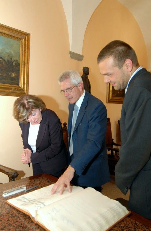 Na první oficiální návštěvu přijel dnes (17.10.2011) do Plzně velvyslanec Argentinské republiky v Praze J. E. Vicente Espeche Gil. S primátorem Martinem Baxou a náměstkyní primátora Evou Herinkovou se sešel odpoledne na plzeňské radnici. Předtím navštívil Plzeňský Prazdroj a zavítal do sídla Plzeňského kraje.

Argentinský velvyslanec ocenil podporu města nedávno skončeného festivalu Týden hispánské kultury, který přibližuje život v Latinské Americe, a nastínil užší spolupráci v rámci tohoto úspěšného projektu v příštím roce. „Chtěli bychom v Plzni představit argentinskou kinematografii. Letošní přehlídka filmů byla úspěšná nejen v Praze, ale i v Ostravě. Věřím, že si své diváky najde i tady,“ uvedl Vicente E. Gil.

Debatu s primátorem a náměstkyní vedl velvyslanec také o úspěšné dvoustranné česko-argentinské spolupráci v oblasti výzkumu a vývoje, kterou společně s Velvyslanectvím Argentinské republiky naplňuje Ministerstvo školství, mládeže a tělovýchovy a je otevřena všem vysokým školám, institutům a výz