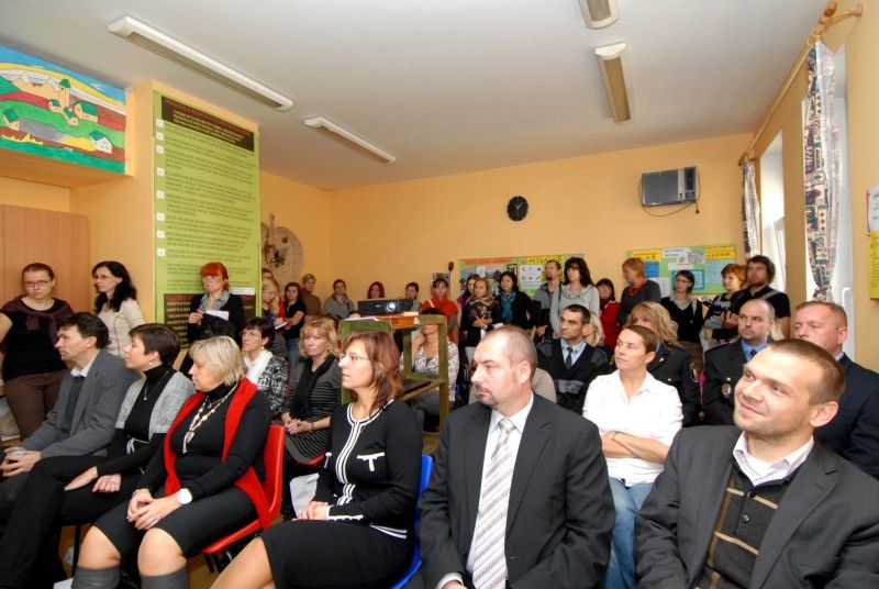 Dveře K-centra provozovaného Centrem protidrogové prevence a terapie, o.p.s. (CPPT) se 18. října 2011 otevřely veřejnosti. Zájemci se mohli blíže seznámit se službami, které jak pro osoby závislé na drogách, tak pro jejich blízké centrum poskytuje. Mezi tyto služby patří potravinový a hygienický servis, testování infekčních nemocí, krizová intervence, základní sociální a právní poradenství, ale i rodinné poradenství či výměna injekčního materiálu. Klienti mohou v případě nutnosti využít základního zdravotního ošetření.

Cílem akce bylo především odstranit mýty spojené s provozem podobných programů a upozornit na důležitost práce kontaktního centra, které nejenom pomáhá drogově závislým, ale jeho činnost může vést i k eliminaci zdravotních rizik vůči většinové společnosti či ochraně veřejného majetku.

„Činnost centra je nesmírně důležitá, díky ní se nám daří uživatele drog snadněji dostávat zpět do normálního života,“ uvedl Aleš Průša, vedoucí odboru bezpečnosti a prevence kriminality plzeňského magistrát