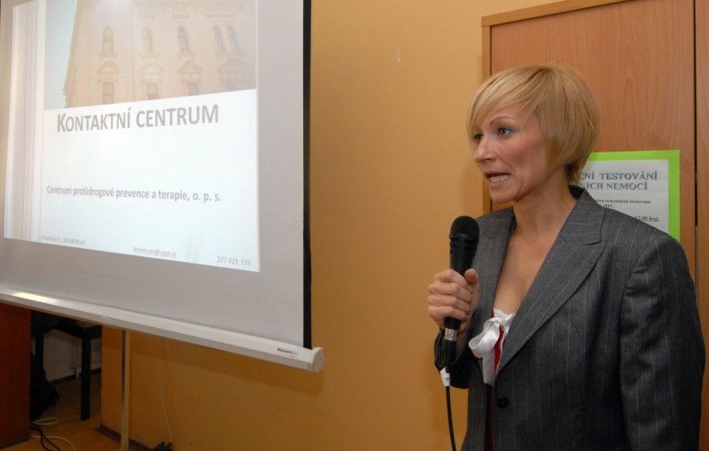 Dveře K-centra provozovaného Centrem protidrogové prevence a terapie, o.p.s. (CPPT) se 18. října 2011 otevřely veřejnosti. Zájemci se mohli blíže seznámit se službami, které jak pro osoby závislé na drogách, tak pro jejich blízké centrum poskytuje. Mezi tyto služby patří potravinový a hygienický servis, testování infekčních nemocí, krizová intervence, základní sociální a právní poradenství, ale i rodinné poradenství či výměna injekčního materiálu. Klienti mohou v případě nutnosti využít základního zdravotního ošetření.

Cílem akce bylo především odstranit mýty spojené s provozem podobných programů a upozornit na důležitost práce kontaktního centra, které nejenom pomáhá drogově závislým, ale jeho činnost může vést i k eliminaci zdravotních rizik vůči většinové společnosti či ochraně veřejného majetku.

„Činnost centra je nesmírně důležitá, díky ní se nám daří uživatele drog snadněji dostávat zpět do normálního života,“ uvedl Aleš Průša, vedoucí odboru bezpečnosti a prevence kriminality plzeňského magistrát